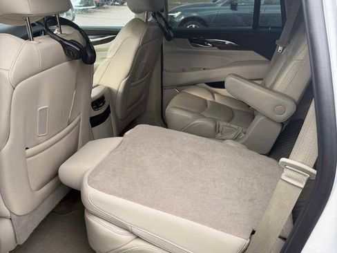 Used 2018 Cadillac Escalade Luxury image 11