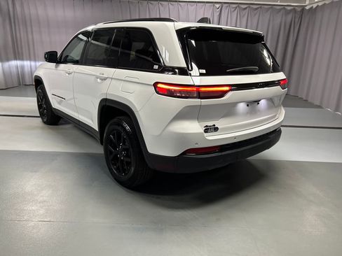 Used 2024 Jeep Grand Cherokee Altitude image 5
