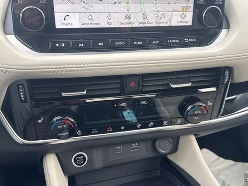 Used 2023 Nissan Rogue SL w/ SL Premium Package image 11