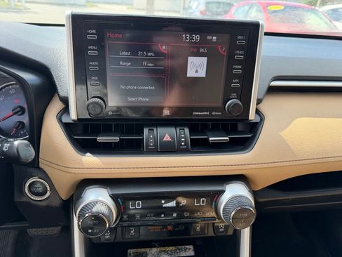 Used 2021 Toyota RAV4 XLE Premium image 29