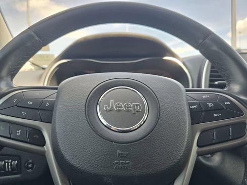 Used 2019 Jeep Cherokee Latitude Plus w/ Comfort/Convenience Group FWD image 22