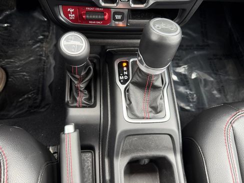 Used 2019 Jeep Wrangler Unlimited Rubicon w/ Dual Top Group AWD/4WD image 28