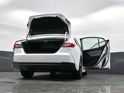 Used 2025 Toyota Camry SE w/ Convenience Package image 39