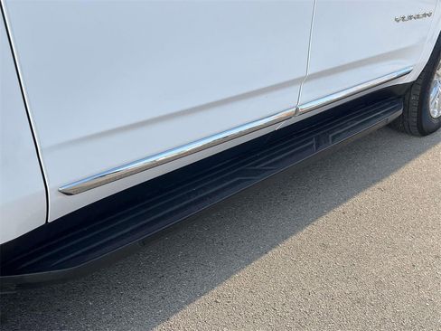 Used 2024 GMC Yukon XL SLT w/ SLT Luxury Package image 12