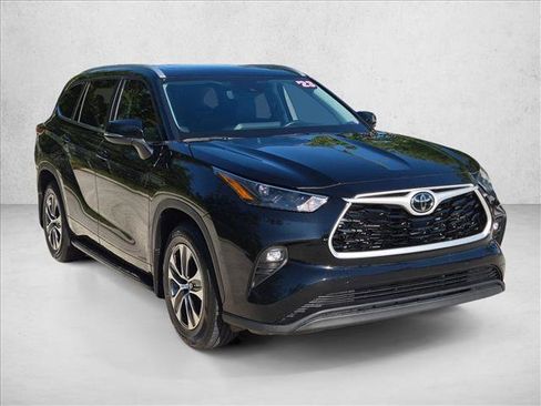 Used 2023 Toyota Highlander XLE FWD image 3