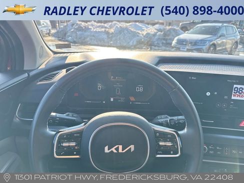 Used 2025 Kia Carnival image 6