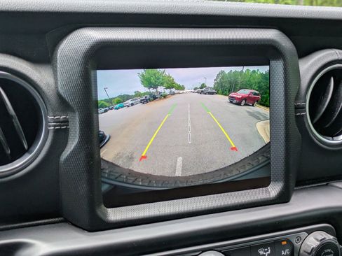 Used 2022 Jeep Wrangler Unlimited Sahara w/ Cold Weather Group AWD/4WD image 18