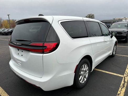 New 2026 Chrysler Pacifica Select FWD image 8