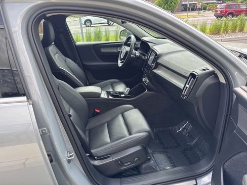 Certified 2025 Volvo XC40 B5 Plus AWD/4WD image 15