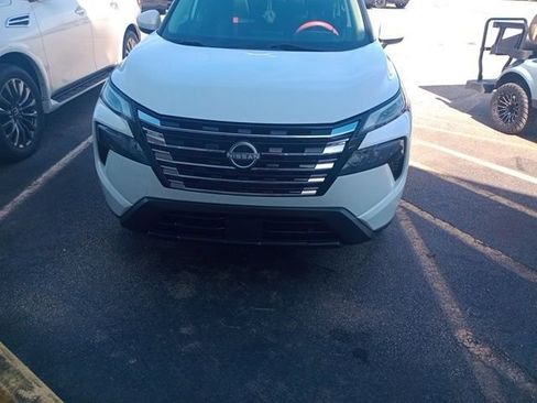 Used 2024 Nissan Rogue SV w/ SV Premium Package image 32