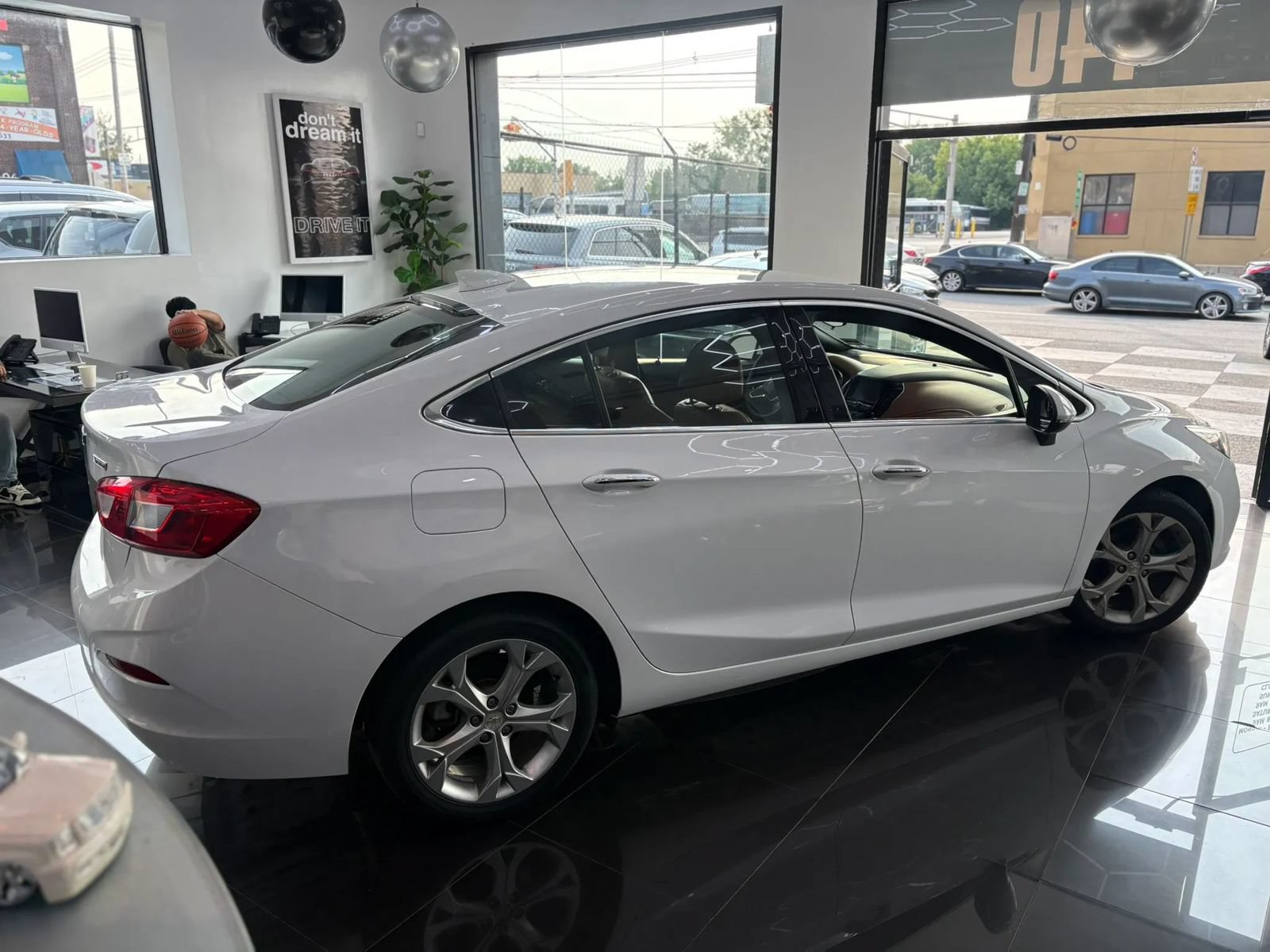 Used 2017 Chevrolet Cruze Premier FWD image 4