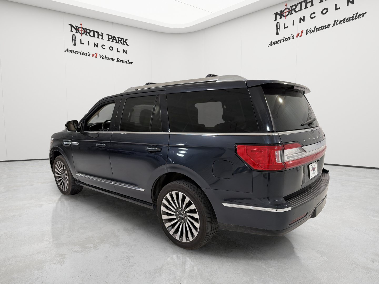 Used 2021 Lincoln Navigator Reserve w/ Luxury Package AWD/4WD image 3