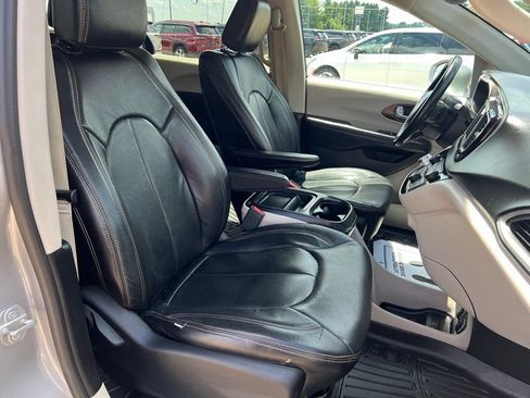 Used 2019 Chrysler Pacifica Touring Plus w/ Cold Weather Group FWD image 9