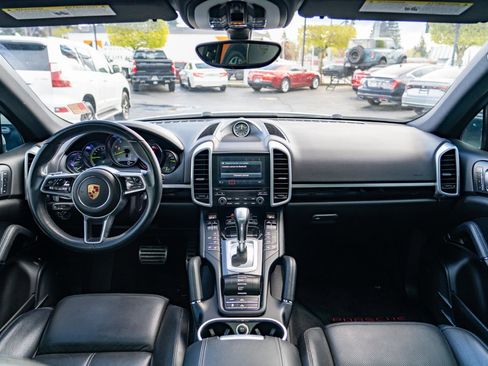 Used 2017 Porsche Cayenne S Platinum image 18