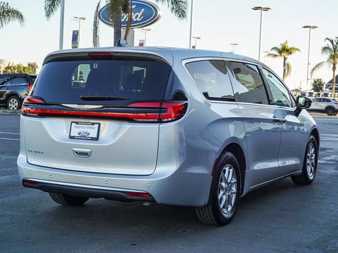 Used 2024 Chrysler Pacifica Touring-L image 7