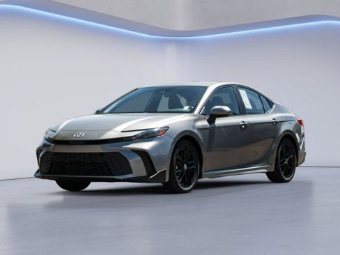 Used 2025 Toyota Camry SE FWD image 1