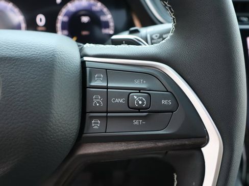 New 2025 Jeep Grand Cherokee Limited w/ Luxury Tech Group II image 16