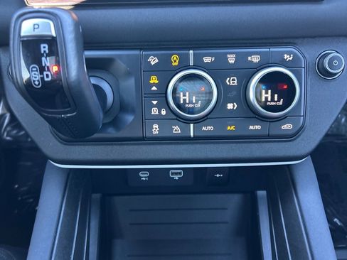 Used 2023 Land Rover Defender 130 X-Dynamic SE image 34