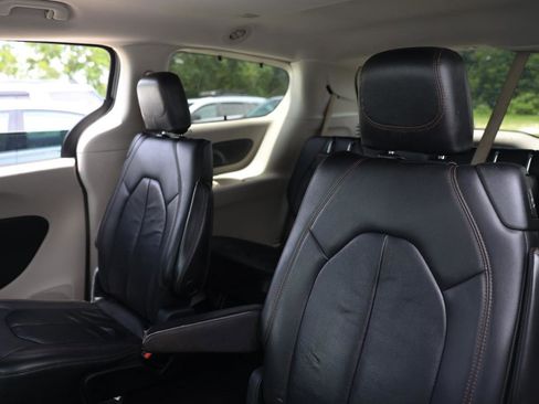 Used 2017 Chrysler Pacifica Touring-L FWD image 8