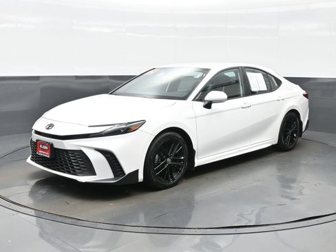 Used 2025 Toyota Camry SE w/ Convenience Package FWD image 2
