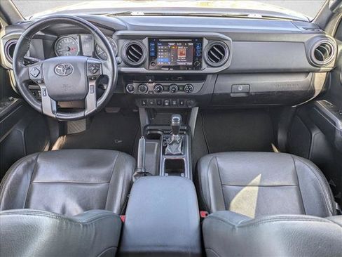 Used 2018 Toyota Tacoma TRD Off-Road w/ Technology Package AWD/4WD image 17