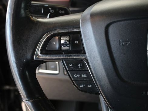 Used 2019 Lincoln Navigator Select image 12