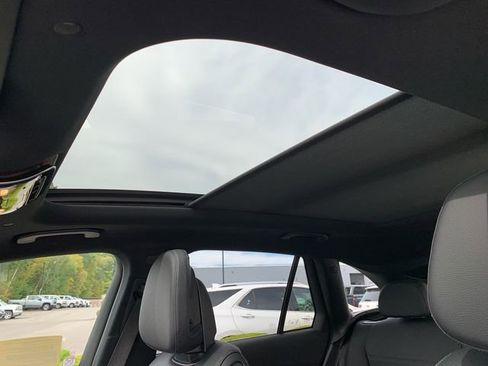 Used 2025 Mercedes-Benz GLC 300 4MATIC image 29