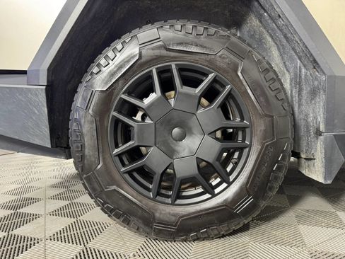 Used 2024 Tesla Cybertruck AWD Crew Cab image 43