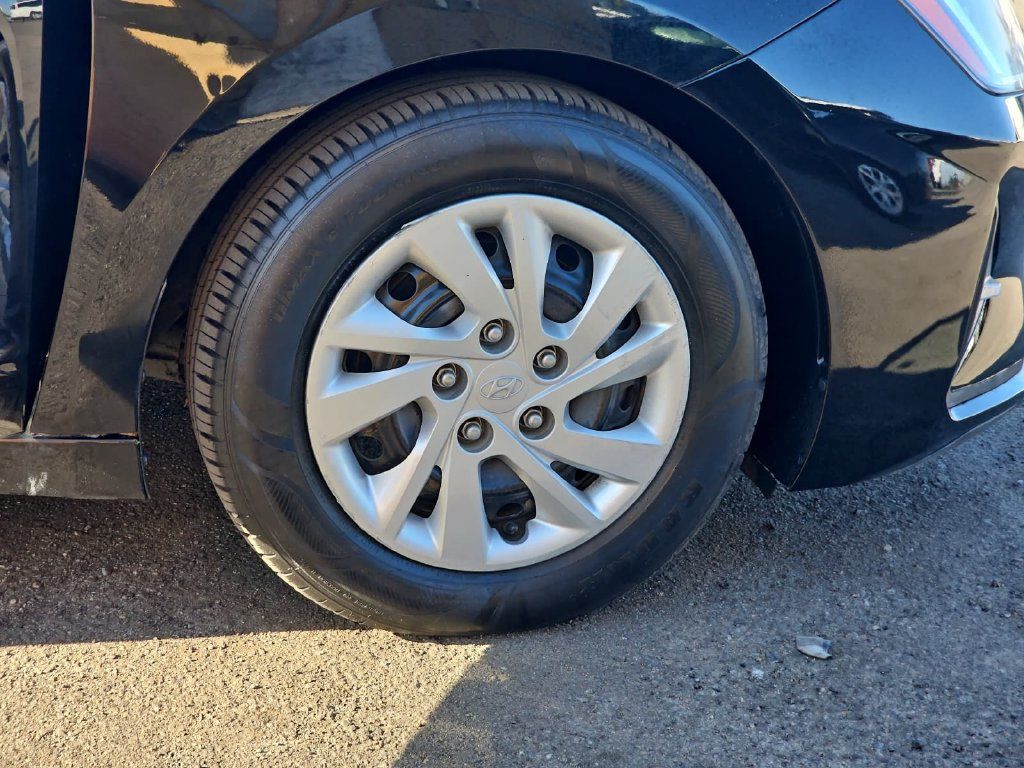 Used 2019 Hyundai Elantra SE FWD image 37