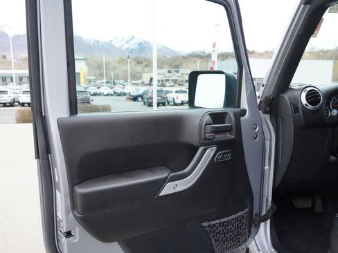 Used 2015 Jeep Wrangler Unlimited Sahara w/ Connectivity Group image 18