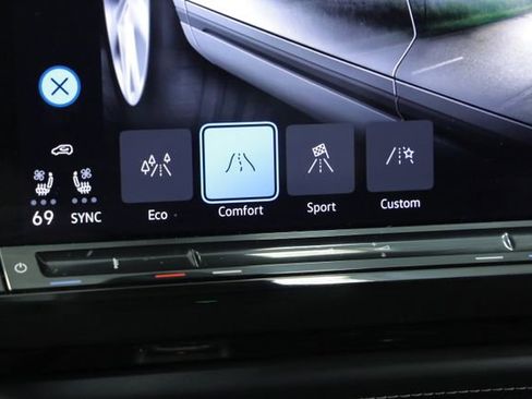 Used 2025 Volkswagen Atlas SE image 18