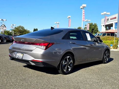 Used 2023 Hyundai Elantra SEL w/ Convenience Package image 4