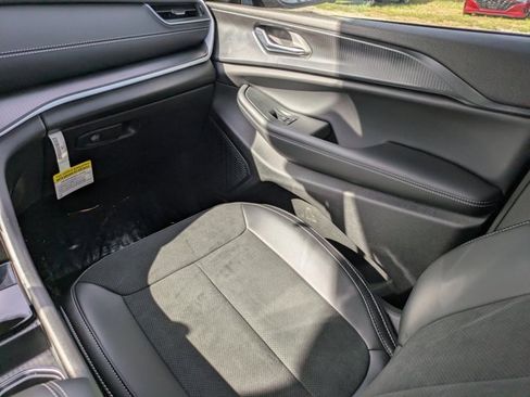 New 2025 Jeep Grand Cherokee Altitude image 15