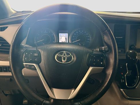 Used 2015 Toyota Sienna XLE Premium AWD/4WD image 17