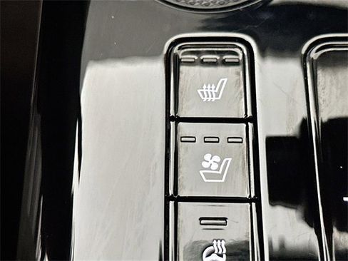 Used 2023 Kia Niro SX image 19