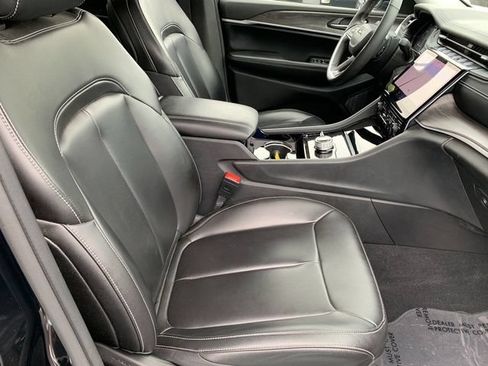 Used 2023 Jeep Grand Cherokee Limited AWD/4WD image 11