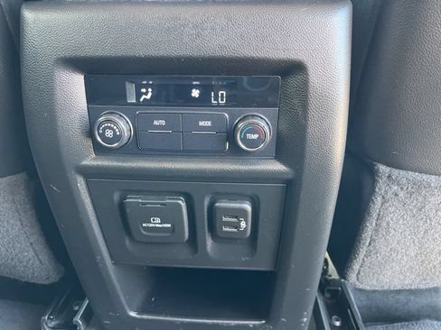 Used 2021 Chevrolet Traverse LT w/ LT Premium Package AWD/4WD image 38