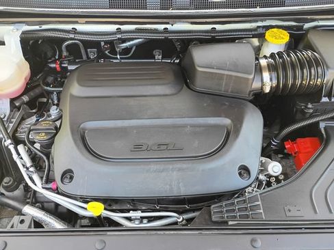 Used 2024 Chrysler Pacifica Touring-L FWD image 22