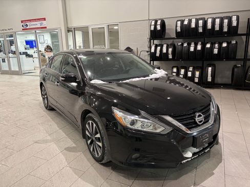 Used 2017 Nissan Altima 2.5 SL w/ Moonroof Package image 3
