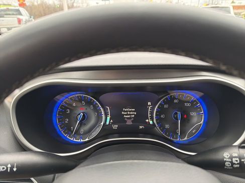 Used 2023 Chrysler Pacifica Touring-L FWD image 33