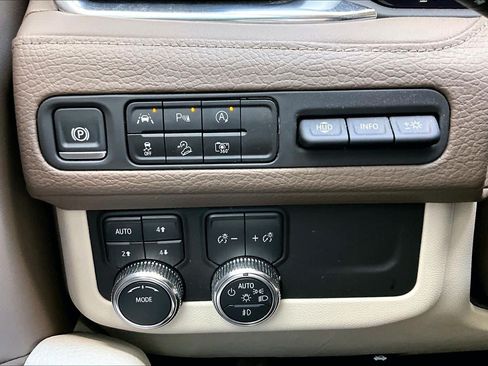 Used 2024 GMC Yukon XL Denali AWD/4WD image 34