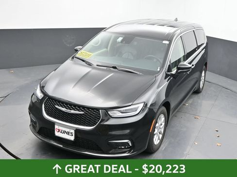 Used 2023 Chrysler Pacifica Touring-L FWD image 41