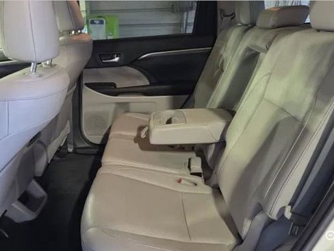Used 2017 Toyota Highlander Limited Platinum image 12