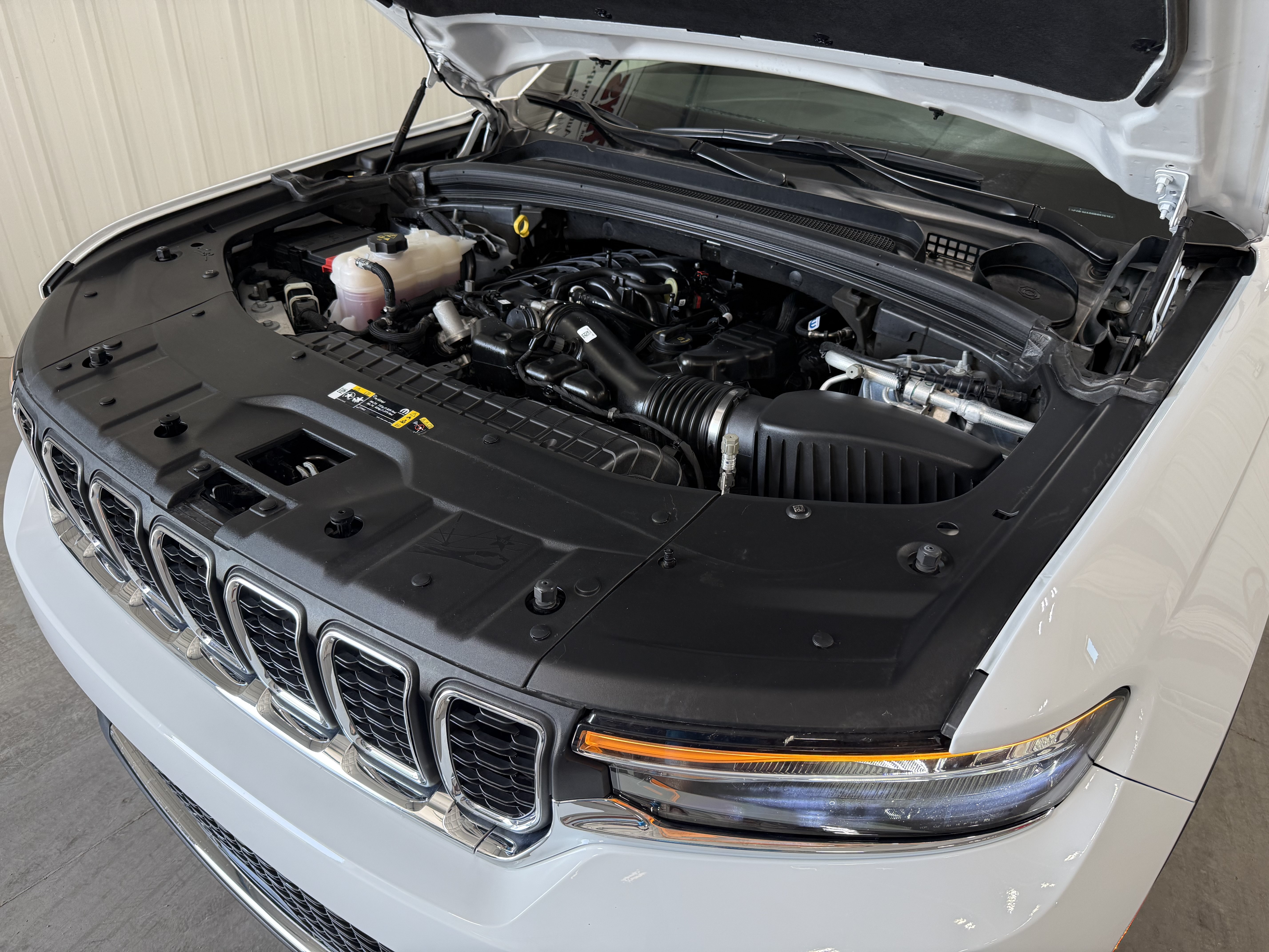 Used 2024 Jeep Grand Cherokee Laredo X w/ Luxury Tech Group I AWD/4WD image 18
