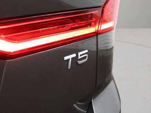 Used 2019 Volvo XC60 T5 Momentum w/ Multimedia Package image 34