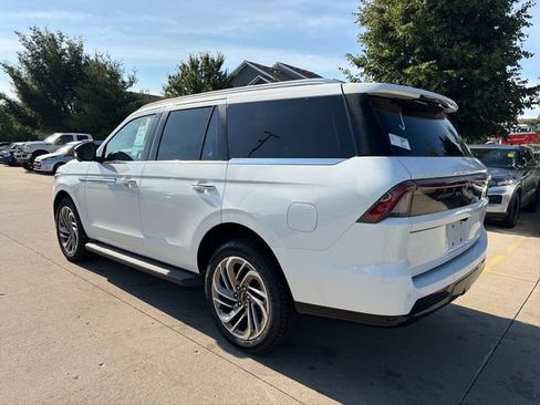 New 2026 Lincoln Navigator Premiere AWD/4WD image 8