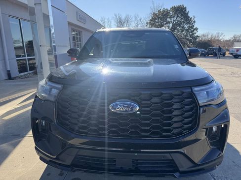 Used 2025 Ford Explorer ST-Line w/ ST-Line Street Pack image 4
