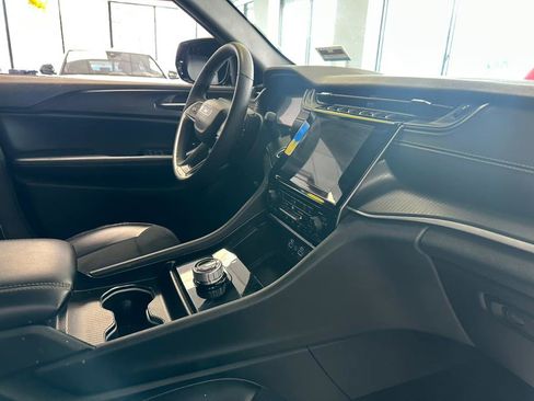 Used 2024 Jeep Grand Cherokee L Laredo image 40