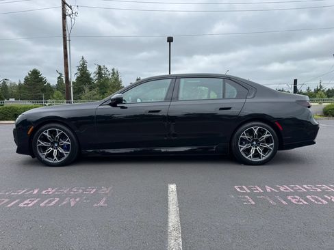 Used 2023 BMW i7 xDrive60 AWD/4WD image 6