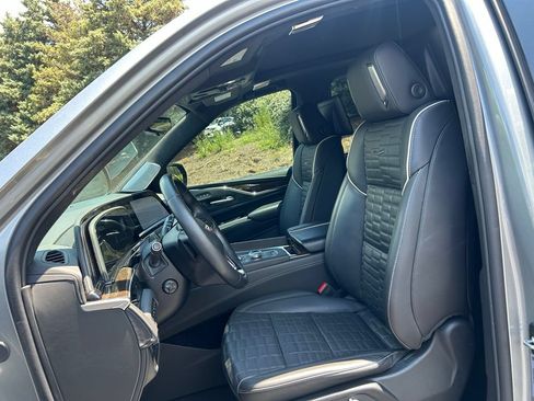 Used 2024 Cadillac Escalade Sport Platinum w/ LPO, ONYX Package AWD/4WD image 41
